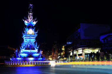 Tayland 'ın başkenti Chiang Rai' de 22 Şubat 2015 'te şehir manzarası ve trafik yolları Tayland' ın başkenti Chiangrai 'ye seyahat eden gezginler için dönüm noktası altın saat kulesi.