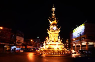 Tayland 'ın başkenti Chiang Rai' de 22 Şubat 2015 'te şehir manzarası ve trafik yolları Tayland' ın başkenti Chiangrai 'ye seyahat eden gezginler için dönüm noktası altın saat kulesi.