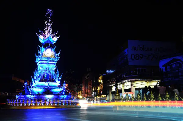 2015年2月22日 タイのチェンライでタイ人旅行者のための目的地のランドマークの円形の黄金時計塔の風景の街並みと交通道路 ストック写真