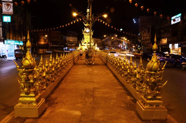 2015年2月22日 タイのチェンライでタイ人旅行者のための目的地のランドマークの円形の黄金時計塔の風景の街並みと交通道路 ロイヤリティフリーのストック画像