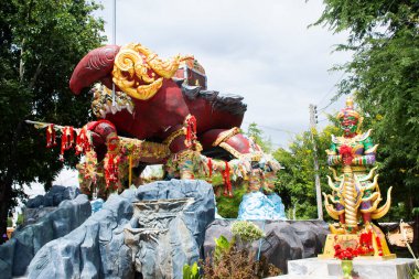 Kutsal yengeç servet heykelini ve Wat Phuttha Mongkhon 'dan Thao Wessuwan' ı veya Tayland 'ın Suphan Buri kentindeki Suphanburi şehrindeki Nong Prue tapınağını ele geçirdi.