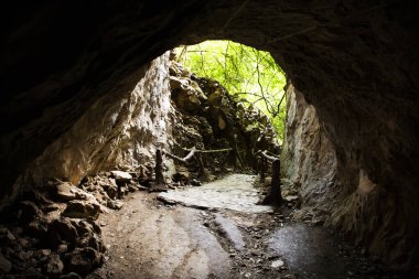 Hup Pa Tat mağara vadisi ve Tham Prathun 'daki Khao Pla Ra kireçtaşı dağı Tayland' ın Uthai Thani kentindeki Lan Sak şehrinde yabancı gezginler seyahat ve seyahat kaşifi.