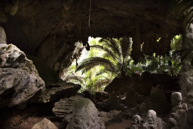 Hup Pa Tat mağara vadisi ve Tham Prathun 'daki Khao Pla Ra kireçtaşı dağı Tayland' ın Uthai Thani kentindeki Lan Sak şehrinde yabancı gezginler seyahat ve seyahat kaşifi.