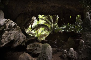 Hup Pa Tat mağara vadisi ve Tham Prathun 'daki Khao Pla Ra kireçtaşı dağı Tayland' ın Uthai Thani kentindeki Lan Sak şehrinde yabancı gezginler seyahat ve seyahat kaşifi.