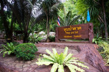 Hup Pa Tat mağara vadisi ve Tham Prathun 'daki Khao Pla Ra kireçtaşı dağı Tayland' da 24 Ağustos 2023 tarihinde Uthai Thani Tayland 'da yabancı gezgin gezgin gezgin gezginleri için avlanma alanı değildir.