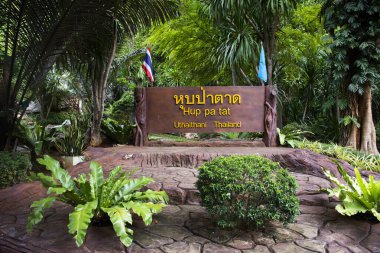Hup Pa Tat mağara vadisi ve Tham Prathun 'daki Khao Pla Ra kireçtaşı dağı Tayland' da 24 Ağustos 2023 tarihinde Uthai Thani Tayland 'da yabancı gezgin gezgin gezgin gezginleri için avlanma alanı değildir.