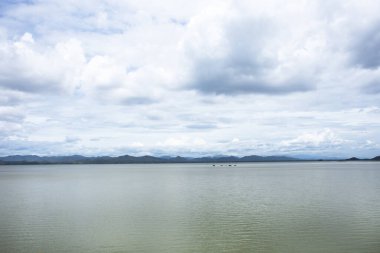 Thai halkı ve yabancı gezginler için Krasiao Barajı 'ndaki manzara su gölü ve dağı ziyaret edin. Tayland' ın Suphan Buri kentindeki Suphanburi şehrindeki tepe rezervuarında dinlenin.