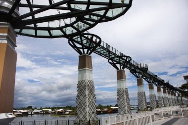 Tayland halkı için Khwae Yai ya da Si Sawat nehrinin kıyısına paralel uzanan Skywalk köprüsü 30 Ağustos 2023 tarihinde Kanchanaburi, Tayland 'daki açık cam köprüde yabancı gezginler ziyaret ve yürüyüş yapar.