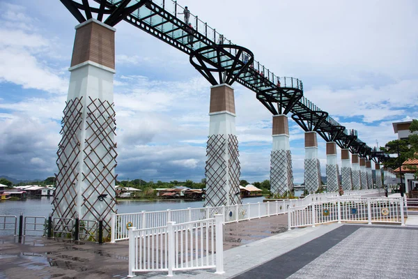 Tayland halkı için Khwae Yai ya da Si Sawat nehrinin kıyısına paralel uzanan Skywalk köprüsü 30 Ağustos 2023 tarihinde Kanchanaburi, Tayland 'daki açık cam köprüde yabancı gezginler ziyaret ve yürüyüş yapar.