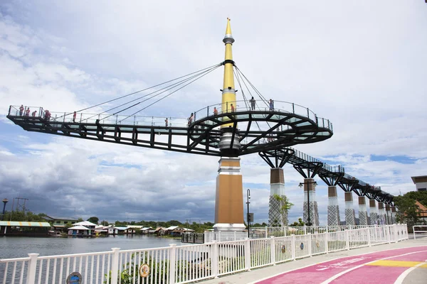 タイの外国人旅行者のためのKwae YaiまたはSi Sawat川の銀行と平行に伸びるスカイウォーク橋は 8月30日にタイのカンチャナブリで明確なガラス橋を訪問し 歩いています ロイヤリティフリーのストック写真