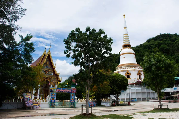 タイ人旅行者のための古代のチェディやアンティーク古いスタパは タイのカンチャナブリで2023年8月30日にワット ムニナスまたはサム ラエ寺院で祝福神秘を祈る敬意を訪問します — ストック写真