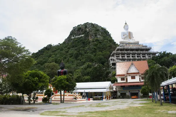 タイ人旅行者のための山を持つ古代の仏像は カンチャナブリタイの2023年8月30日にワット ラエムで祝福の祈りを捧げ 敬意を表します — ストック写真