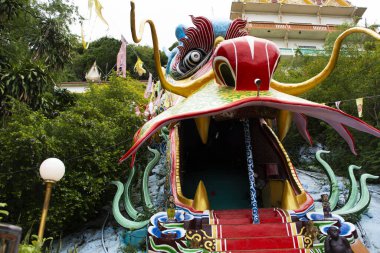 Çin Ejder Tüneli 'nden Ku Ha Mangkorn Sawan' a ya da Wat Ban Tham Tapınağı 'ndan Bua Kli Mağarası' na giden antik kırmızı merdivenler. Tayland, Kanchanaburi 'de kutsal mistik kutsamalara saygı gösterin.