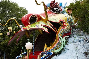 Çin Ejder Tüneli 'nden Ku Ha Mangkorn Sawan' a ya da Wat Ban Tham Tapınağı 'ndan Bua Kli Mağarası' na giden antik kırmızı merdivenler. Tayland, Kanchanaburi 'de kutsal mistik kutsamalara saygı gösterin.