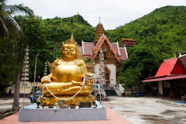 Gautama Budist ya da Gautama Maha Katyayana Budizm ya da Phra sangkajai budha Tayland 'da 30 Ağustos 2023 tarihinde Wat Ban Tham tapınağını ziyaret edip namaz kılan insanlar için.