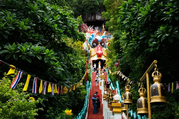 Çin Ejder Tüneli 'nden Ku Ha Mangkorn Sawan' a veya Wat Ban Tham Tapınağı 'ndaki Bua Kli Mağarası' na giden antik kırmızı merdivenler. 30 Ağustos 2023 'te Kanchanaburi Tayland' da kutsal namaz kılın.