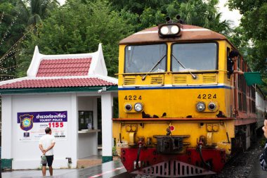 Tren raylarında bekleyen yerel öcü lokomotifi Taylandlıları ve yabancı yolcuları karşılamak için 30 Ağustos 2023 'te Kanchanaburi Tayland' a Hellfire Geçidi 'ne gitmeniz gerekiyor.