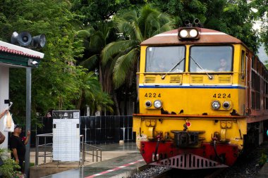 Tren raylarında bekleyen yerel öcü lokomotifi Taylandlıları ve yabancı yolcuları karşılamak için 30 Ağustos 2023 'te Kanchanaburi Tayland' a Hellfire Geçidi 'ne gitmeniz gerekiyor.