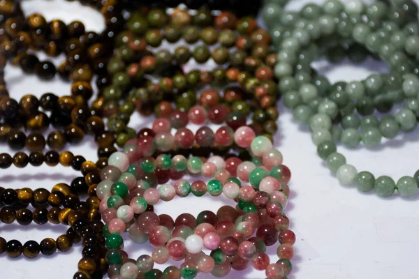 泰国工艺技师或专业工艺手工制造手制手镯石珠配件和装饰品翡翠 在泰国关卡纳布里工艺市场的工作室展示和销售 — 图库照片