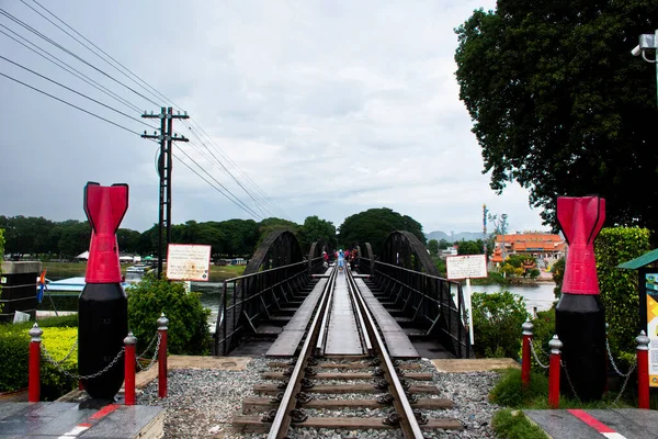 ２００２３年８月３０日 在泰国关卡那布里 铁路铁桥经过关卡河纪念历史遗迹和二战遗址 外国游客在铁道上游览 — 图库照片
