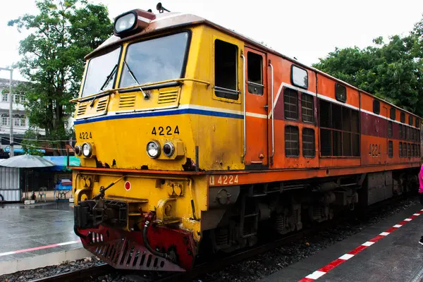 Helyi Forgóvázas Mozdony Vonat Sínen Várja Küldést Kap Thai Emberek — Stock Fotó