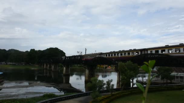 タイの歴史的遺跡やタイの外国人旅行者のための第二次世界大戦の遺跡の記念碑の川クワイ上の鉄道橋は タイのカンチャナブリで走行し 列車を訪問します — ストック動画