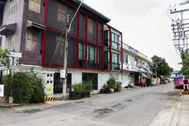 Landmark sokak sanat graffiti resimleri ve Tayland 'ın Ratchaburi şehrinde 16 Eylül 2023' te, Tayland 'ın Rat Buri şehrinde seyahat eden insanlar için trafik yolu ile eski kasaba pazarında tasarım.