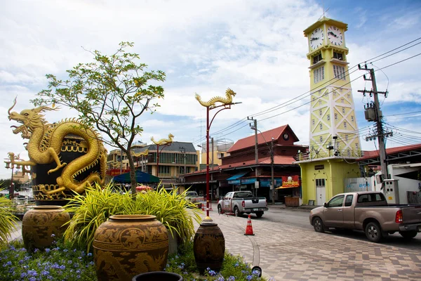 ランドスケープの街並みの交通道路と古い建物の古いアンティーク市場の古い建物時計塔 タイの人々は タイのラチャブリで9月16日2023に旅行します — ストック写真