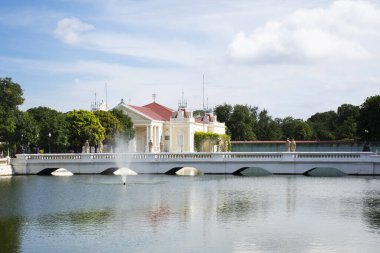Peyzaj bahçesi parkı ve antika klasik bina ve Tayland 'daki Bang Pa-in Sarayı' nda Tayland 'da yabancı gezginler ve Tayland halkı için Bang Pa-in' i ziyaret eden Bang Pa-In 'in mimarisini izleyin.