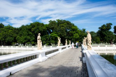 Bahçe parkındaki köprü üzerindeki sanat heykeli ve antik klasik bina Bang Pa 'nın antik retro mimarisi Tayland' ın başkenti Ayutthaya 'daki Bang Pa' ya seyahat eden insanlar için Royal Palace 'da