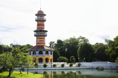 Peyzaj bahçesi parkı ve antika klasik bina ve Tayland 'daki Bang Pa-in Sarayı' nda Tayland 'da yabancı gezginler ve Tayland halkı için Bang Pa-in' i ziyaret eden Bang Pa-In 'in mimarisini izleyin.