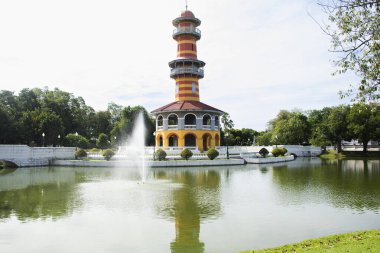 Peyzaj bahçesi parkı ve antika klasik bina ve Tayland 'daki Bang Pa-in Sarayı' nda Tayland 'da yabancı gezginler ve Tayland halkı için Bang Pa-in' i ziyaret eden Bang Pa-In 'in mimarisini izleyin.