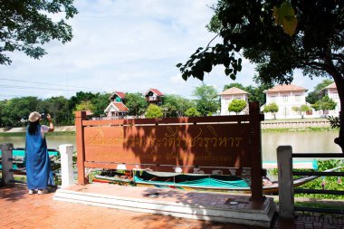 17 Eylül 2023 'te Tayland' ın başkenti Ayutthaya 'da bulunan Bang Pa' da bulunan Wat Niwet Thammaprawat 'ı ziyaret etmek için yabancı gezginler Chao Phraya Nehri' nden geçerken manzara ve antika teleferik kullanırlar.