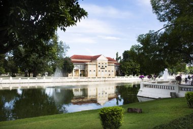 Manzara bahçe parkı ve antik klasik bina Bang Pa Kraliyet Sarayı 'nda Tayland, Ayutthaya' da 17 Eylül 2023 tarihinde yabancı gezginler ve Tayland halkı için antik mimari