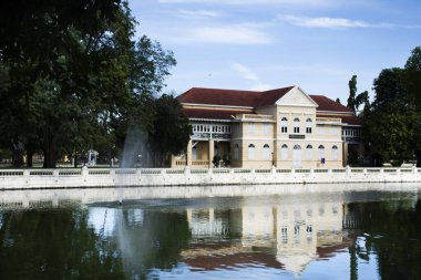 Manzara bahçe parkı ve antik klasik bina Bang Pa Kraliyet Sarayı 'nda Tayland, Ayutthaya' da 17 Eylül 2023 tarihinde yabancı gezginler ve Tayland halkı için antik mimari