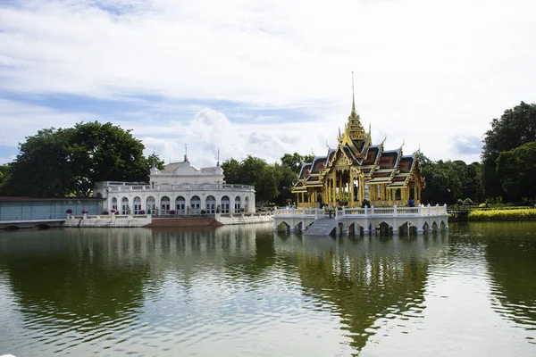 Peyzaj bahçesi parkı ve antika klasik bina ve Tayland 'daki Bang Pa-in Sarayı' nda Tayland 'da yabancı gezginler ve Tayland halkı için Bang Pa-in' i ziyaret eden Bang Pa-In 'in mimarisini izleyin.