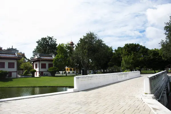 공원과 고전적인 건물과 사람들과 여행객을위한 왕궁의 건축의 Ayutthaya 태국의 인에서 — 스톡 사진