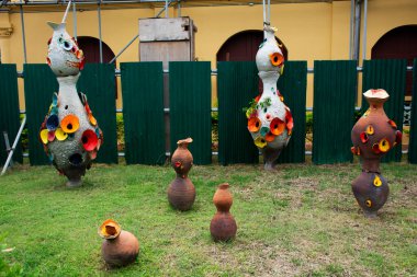 Tayland 'ın Ratchaburi kentindeki Rat Buri şehrinde yabancı gezginler için Ratchaburi Ulusal Müzesi bahçe avlusunda çağdaş sanat eserleri ile iç dekorasyon.