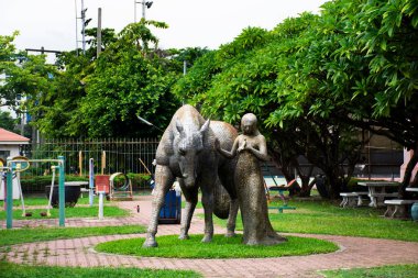 Tayland 'ın Ratchaburi kentindeki Rat Buri şehrinde yabancı gezginler için Ratchaburi Ulusal Müzesi bahçe avlusunda çağdaş sanat eserleri ile iç dekorasyon.