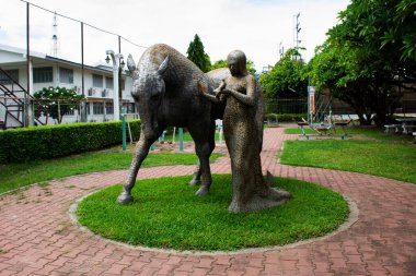 Tayland 'ın Ratchaburi kentindeki Rat Buri şehrinde yabancı gezginler için Ratchaburi Ulusal Müzesi bahçe avlusunda çağdaş sanat eserleri ile iç dekorasyon.