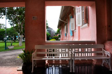 Ratcha Buri Ulusal Müzesi 'nin iç dekorasyon ve mobilya antika klasik mimarisi Tayland' ın Ratchaburi şehrinde gezginler için antik mimari