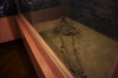 İç dekorasyon, Tayland 'ın Ratchaburi kentindeki Rat Buri şehrinin antik insan iskeleti ve Tayland' ın Ratchaburi şehrinde seyahat eden gezginler için olan tarihi hikayesiyle süslenmiştir.