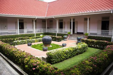 Ratchaburi Ulusal Müzesi 'nin iç bahçeleri ve Tayland' ın Ratchaburi kentindeki Rat Buri şehrini ziyaret eden Taylandlılar ve Taylandlılar için antik mimari yapılar inşa ediliyor.