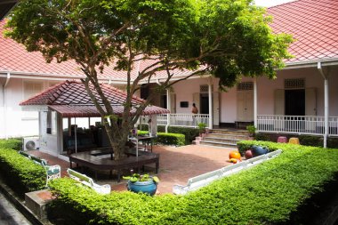 Ratchaburi Ulusal Müzesi 'nin içi ve Tayland' ın Ratchaburi şehrinde 16 Eylül 2023 tarihinde yabancı gezginler tarafından ziyaret edilen antik Taylandlılar için antik mimari binası.