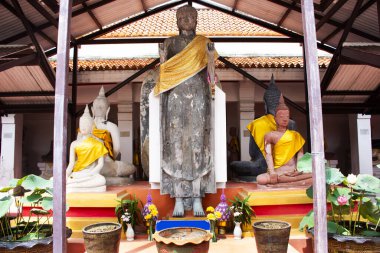 Güzel eski Buda ve antik tanrı... Taylandlı insanlar için eski Wat Mahathat Worawihan tapınağı gezginleri ziyaret et ve dua et... kutsal dilek efsanesi Ratchaburi, Tayland