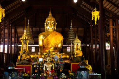 Güzel eski Buda ve antik tanrı... Taylandlı insanlar için eski Wat Mahathat Worawihan tapınağı gezginleri ziyaret et ve dua et... kutsal dilek efsanesi Ratchaburi, Tayland