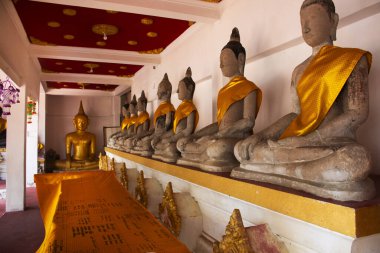 Wat Mahathat Worawihan Tapınağı 'nın güzel Buda' sı ve antik ubosot 'u Tayland' ın Ratchaburi şehrinde 16 Eylül 2023 'te kutsanmış dilek efsanesine saygı duyarak seyahat ederler.