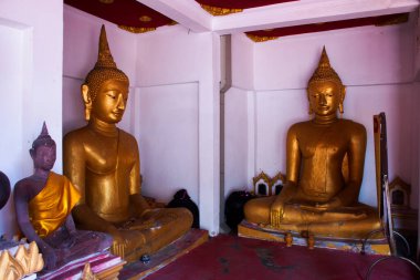 Güzel eski Buda ve antik tanrı... Taylandlı insanlar için eski Wat Mahathat Worawihan tapınağı gezginleri ziyaret et ve dua et... kutsal dilek efsanesi Ratchaburi, Tayland