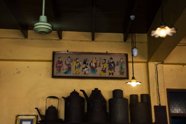 İç dekorasyon ve mobilyalar Tayland 'ın Bangkok şehrinde seyahat eden gezginler için restoran kafesinin klasik antika oturma odasındaki eşyaları dekore ediyor.