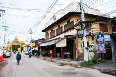 Taylandlı gezginler, Tayland 'ın Ratchaburi şehrinde 16 Eylül 2023' te Rat Buri şehrinde içki içerek yerel restoran kafe dükkanının antika binasını ve antika retro mimarisini kullanırlar.